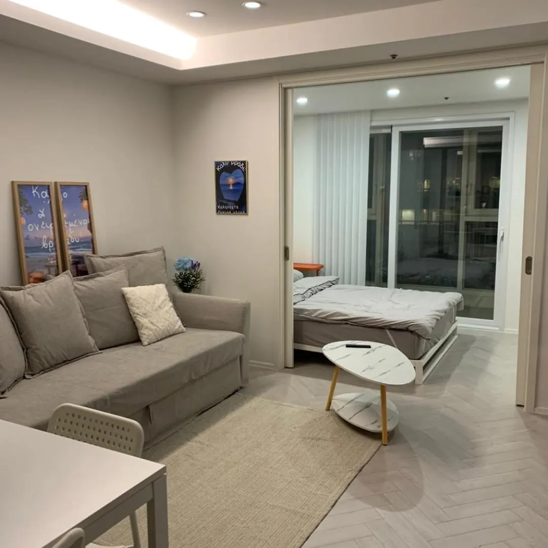 Teheran-Ro Balcony View Apartment Private House Basic For 2 People City Airport 7 Minutes Recently Renewed Seoul